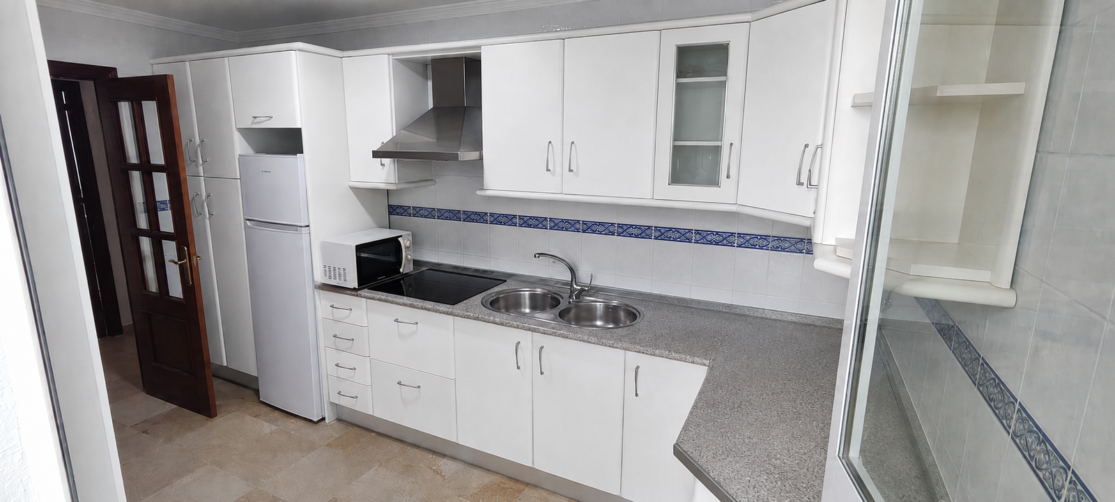 Cocina después de la renovación con vinilo blanco